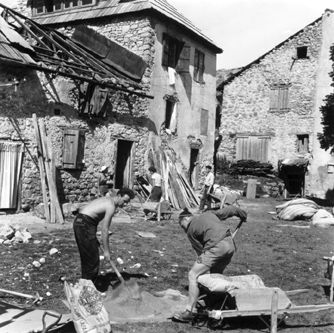 1955  Courageusement les étudiants bâtisseurs firent face aux tâches les plus dures. Au début, les outils étaient rudimentaires, le béton fait main.