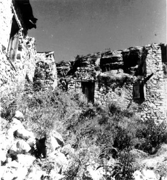 1952 : Le four à pain du village fut retrouvé dans cet amas de ruines ... et sur ces ruines 